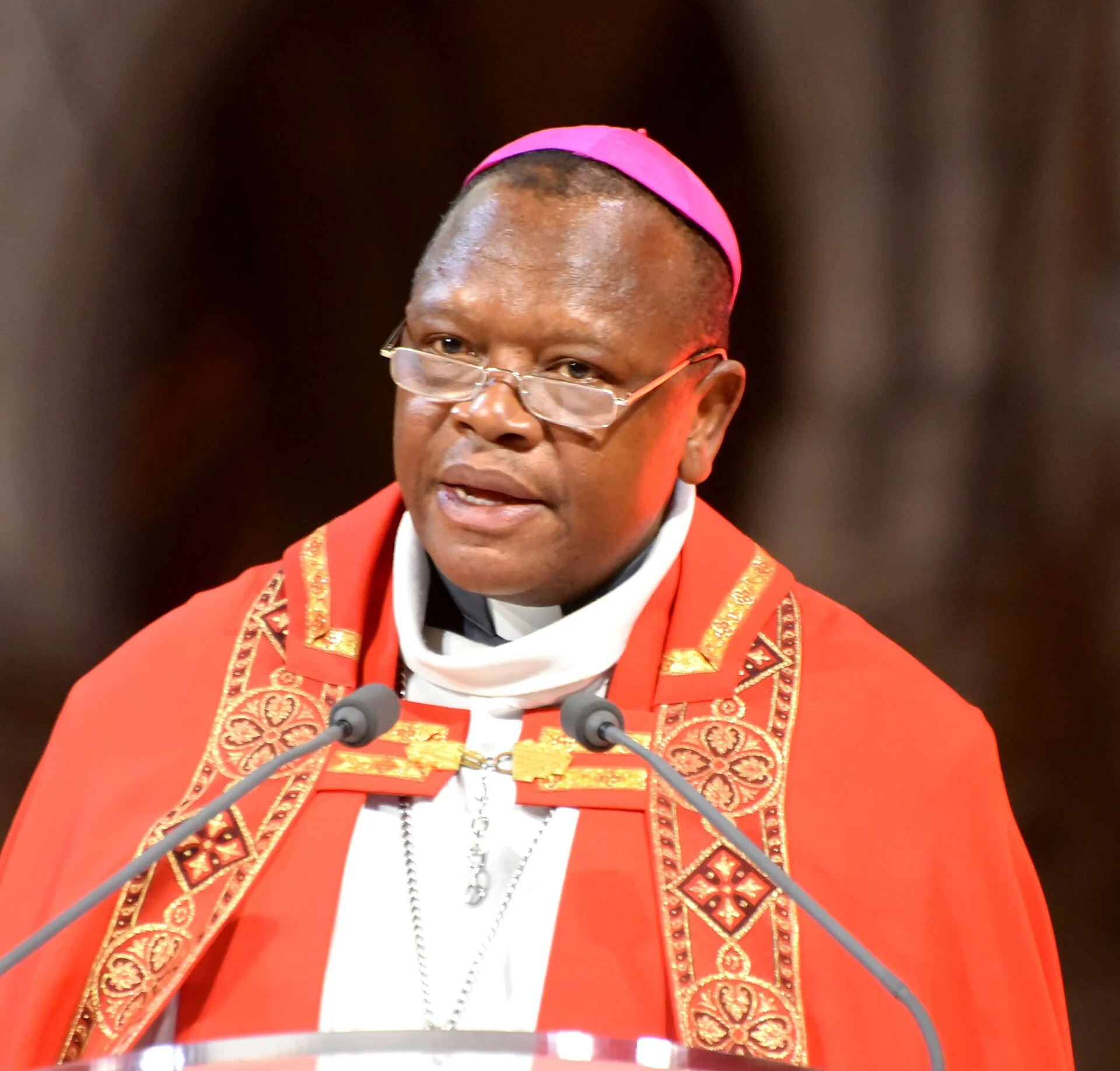 Portrait du cardinal Fridolin Ambongo, archevêque de Kinshasa, en habit ecclésiastique