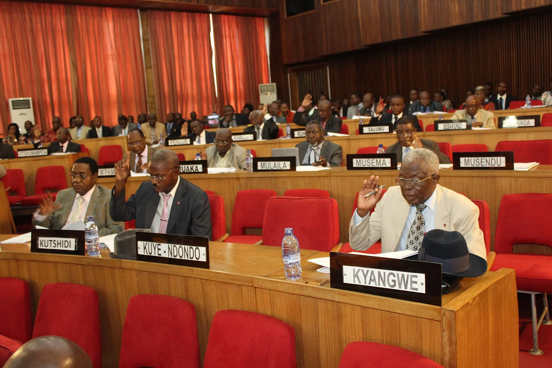 Vue d'une séance plénière du Sénat de la République démocratique du Congo, parlementaires assis dans l'hémicycle